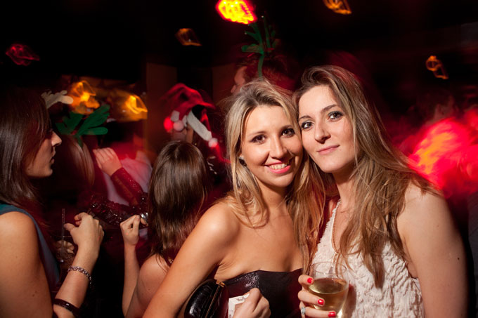 the valmont private members club chelsea forget me not fridays two blonde girls in dancefloor london nightlife photos