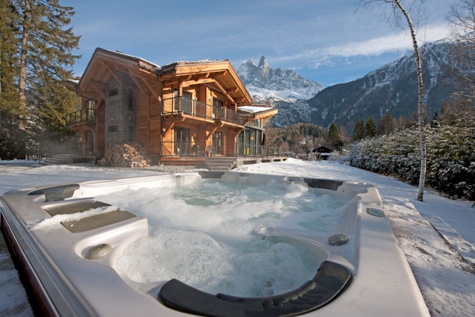 exterior show of outside jacuzzi hot tub in Alpine Chalet